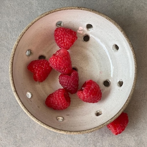 Ciotola per frutti di bosco, piatto in ceramica e colino. 13,5 cm