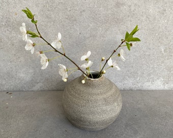 Petit vase boule, en céramique. 8cm. Vase, boule, vase à fleurs