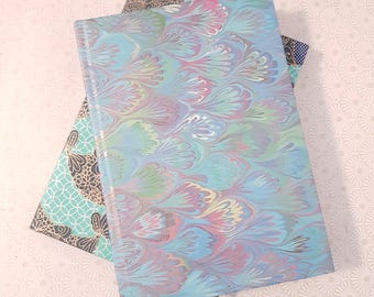 A5 Marmoriertes Journal: Blau & Gold, Liniertes Recyclingpapier