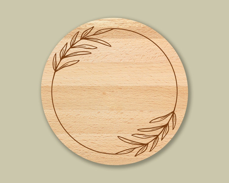 K&ouml;nnte beinhalten: Ein rundes, h&ouml;lzernes Schneidebrett mit einem dekorativen, in den Rand geschnitzten Blumendesign. Das Brett ist aus hellem Holz und hat eine nat&uuml;rliche Maserung.