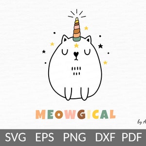 Puede incluir: Un gato blanco con un cuerno de unicornio arcoíris, ojos cerrados y una pequeña nariz en forma de corazón. El gato está rodeado de pequeñas estrellas amarillas. El texto "MEOWGICAL" está debajo del gato en letras de colores.
