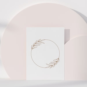 K&ouml;nnte beinhalten: Ein einfacher, eleganter, runder Rahmen mit einem zarten, handgezeichneten Blumendesign. Der Rahmen befindet sich auf einem wei&szlig;en Hintergrund mit einem weichen, rosafarbenen Hintergrund.