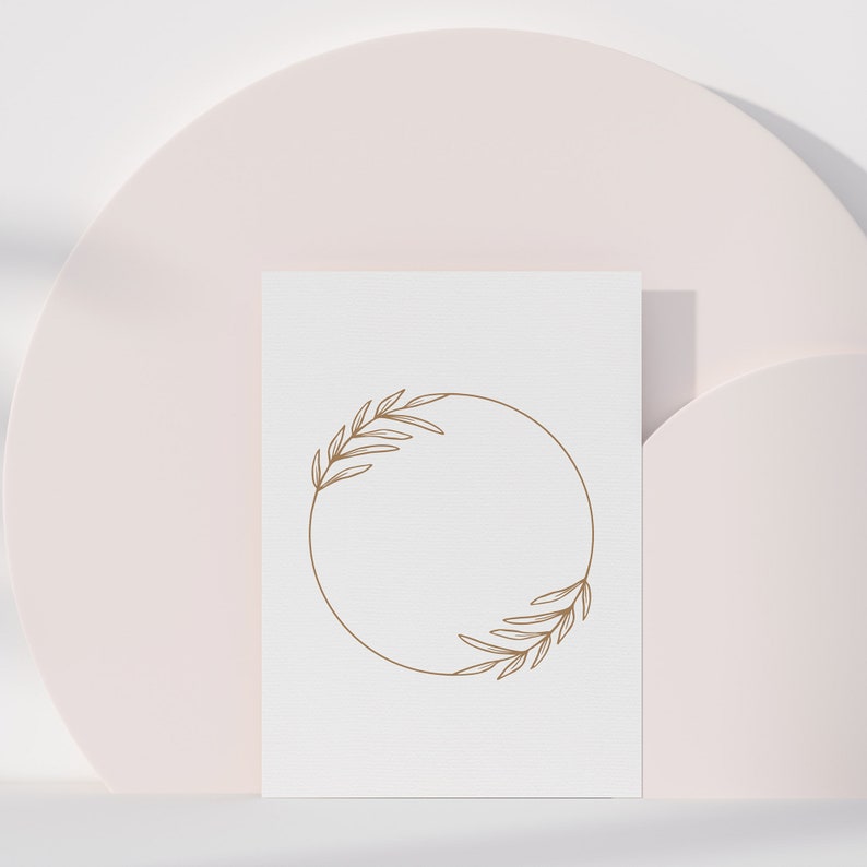K&ouml;nnte beinhalten: Ein einfacher, eleganter, runder Rahmen mit einem zarten, handgezeichneten Blumendesign. Der Rahmen befindet sich auf einem wei&szlig;en Hintergrund mit einem weichen, rosafarbenen Hintergrund.