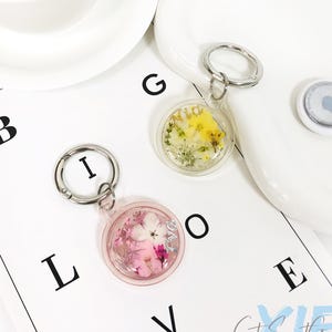 Benutzerdefinierte Name echte Blume klar AirTag Fall, bunte AirTag Halter, AirTag wasserdichte Abdeckung für Haustier Halsbänder, Schlüsselanhänger, Rucksack, Gepäck, Brieftasche