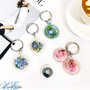 Bunte benutzerdefinierte Name wasserdicht echte Blume klar hängende Schnalle Airtag Fall für Haustier Halsband, Schlüsselanhänger, Rucksack, Gepäck, Brieftaschen, Geschenk für sie