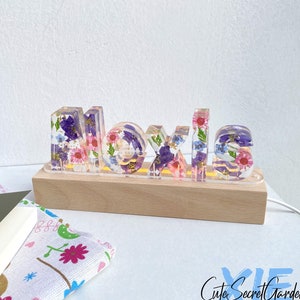 Lámpara de noche con base de madera, símbolo de letras y números con lentejuelas doradas y flores reales prensadas a mano, regalo único para aniversario, Navidad y cumpleaños