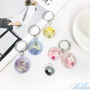 Echte Blume klare AirTag-Hülle, individueller Name AirTag-Halter, AirTag wasserdichte Abdeckung für Haustierhalsbänder, Schlüsselanhänger, Rucksack, Gepäck, Brieftasche