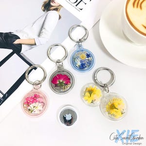 Benutzerdefinierte Name bunte wasserdicht echte Blume klar hängende Schnalle Airtag Fall für Haustierhalsbänder, Schlüsselanhänger, Rucksäcke, Gepäck, Brieftaschen, Geschenkideen