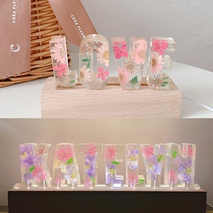 Luz de noche de resina con letras y símbolos numéricos hechos a mano, luz de color de flor real prensada personalizada personalizada, regalo de cumpleaños de Navidad y Halloween