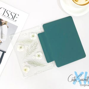 Custodia per e-book con fiori bianchi secchi pressati per Kindle Colorsoft, Paperwhite 12a, 11a e 10a generazione, Kindle 2024, 2022 6'', Oasis 10a e 9a generazione 2017, 2019