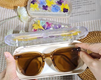 Sött smart glasögonfodral med äkta gult lila blommor, reseask med namn för solglasögon, coolt glasögonfodral med Ray Ban-motiv, present till skolstarten