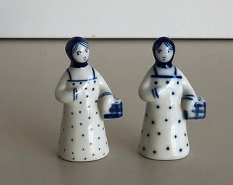 2 Sculptures - 2 ladies with basket - USSR Russian Gzhel - Blue & White - Porcelain - hand painted