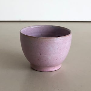 Könnte beinhalten: Eine kleine, hellrosa Keramik Schale mit einem gesprenkelten Überzug.