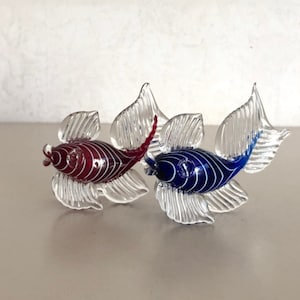 2 つの彫刻 - 魚 - ヴィンテージ - 美しく吹き込まれた色ガラス - 青と赤