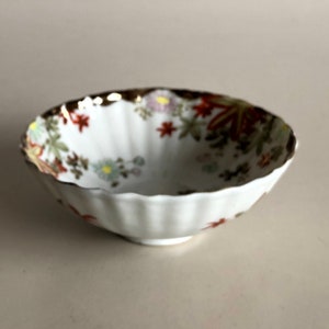 Dish / bowl - porcelain - Japan - hand painted - decor of flowers - very decorative