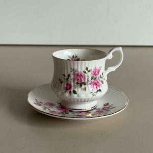 Taza y platillo - Royal Minster - China de hueso fino - Hecho en Inglaterra - decoración de rosas - bordes dorados