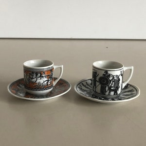 2 tasses et soucoupes - porcelaine - Chine - avec décor classique