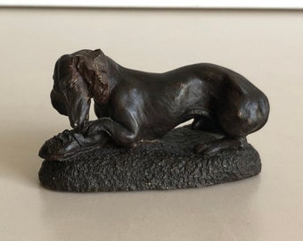 Sculptuur / beeld - Hond - gesigneerd - steen