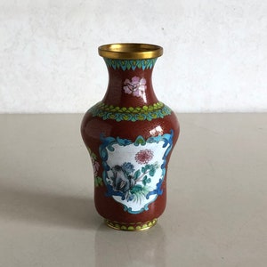 Vase - Chinese cloisonné - with a landscape and mountains as décor - vintage - China