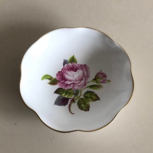 Bowl - Royal Gouda Porcelain Zuid Holland - vintage - décor of roses with gold leaf edge - porcelain