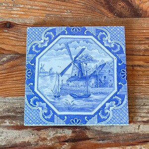 Tile / decorative tile - Delft Blue Pottery - Dutch decor with a mill and boats - marked H