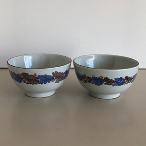 2 decorative cabinet bowls - beautiful decoration - hand painted - pottery - signed at the bottom