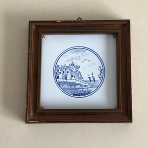 Antique tile in wooden frame - Delft Blue - Decor of sailboats and houses - Holland - hand painted