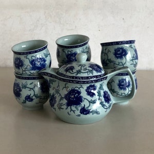 Tea set - teapot with 6 cups - ceramics - beautiful decoration