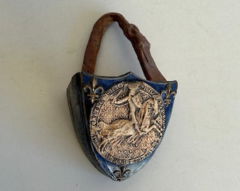 Sculpture - In the shape of a bag - ceramic - decor with a knight's shell / coin - handmade