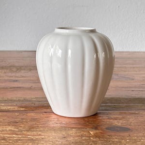 Vase - Zenith Holland - Earthenware - white ribbed vase