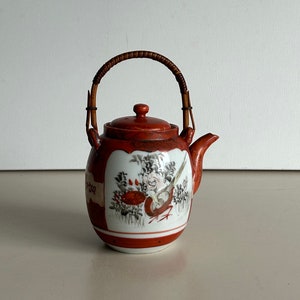 Teapot - porcelain - red and white - Japan - Oriental scene - hand painted