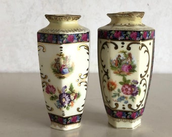 Set of small romantic vases - France - porcelain - antiques