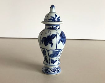 蓋付き花瓶 / 壺 - 手描き - 青/白 - アンティーク - 底に 4 文字の