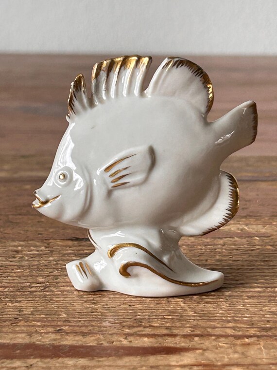 Bild / Skulptur - Fisch - Porzellan mit vergoldeten Rändern - weiß - auf der Unterseite signiert - Deutschland