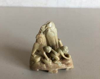 Sculptuur - natuursteen - apen op een rots - handgemaakt