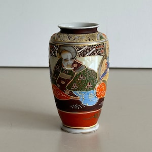 Satsuma Vase - Porcelain - Japan - handmade - beautiful decoration - marked