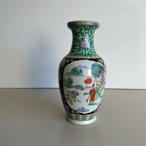 Vase / baluster vase - Famille Vert - China - porcelain - representation in cartouches - hand-painted