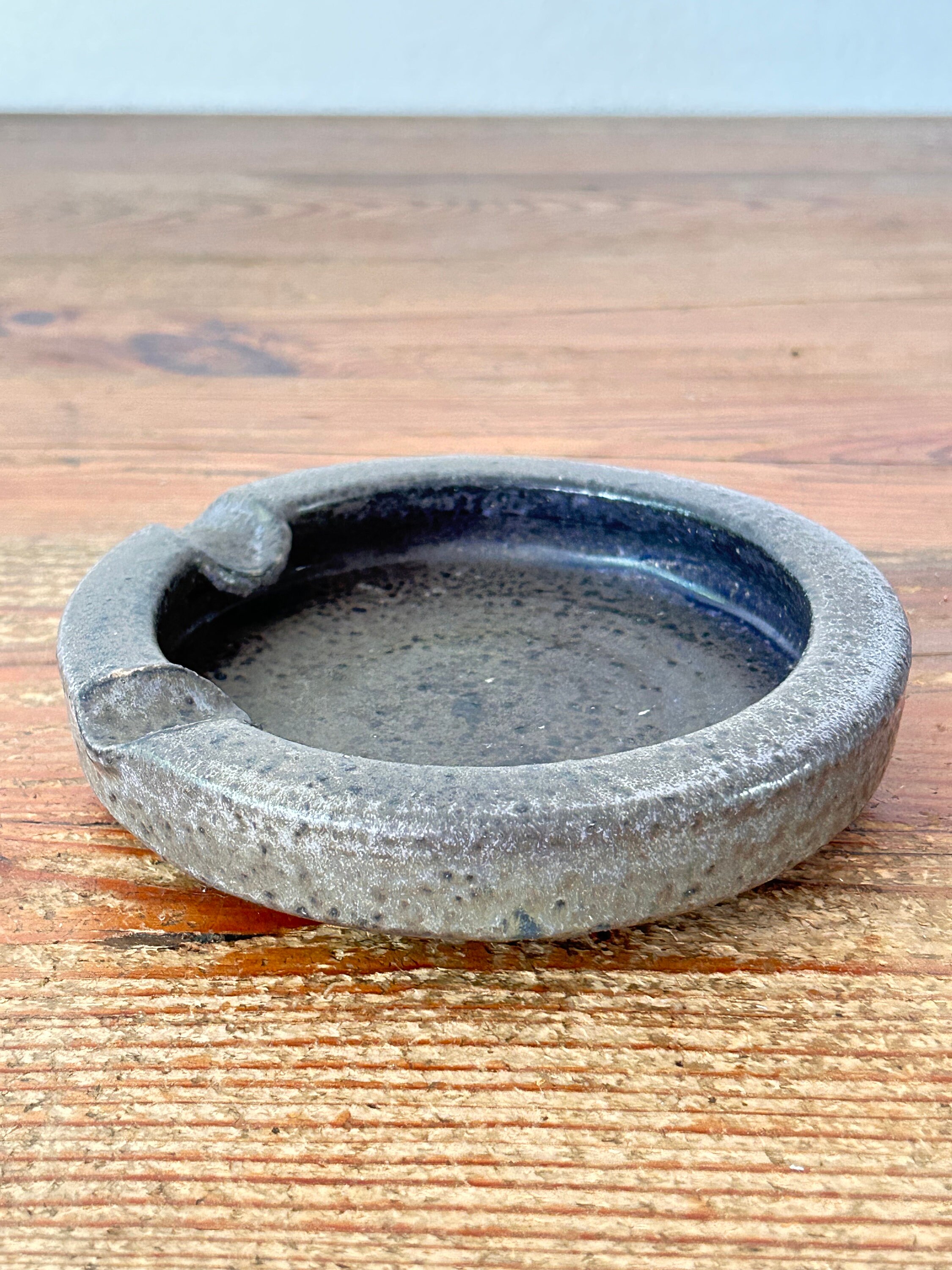 5円玉の形をした美術工芸品　　金属製円形置物・灰皿 ボウル/灰皿 - Mobach - セラミック - 円形 - ハンドメイド - デザイン