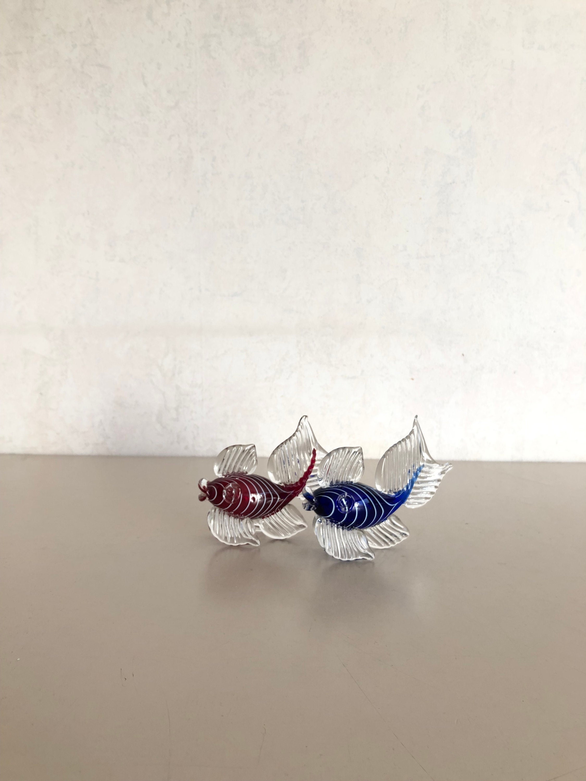 2 つの彫刻 - 魚 - ヴィンテージ - 美しく吹き込まれた色ガラス - 青と