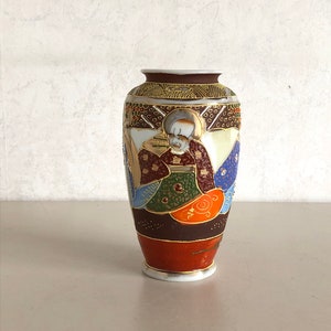 Satsuma Vase - Porcelain - Japan - handmade - beautiful decoration - marked on the bottom