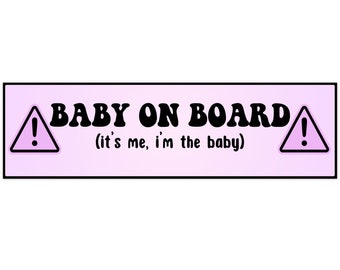 Peut inclure: Autocollant de voiture rose et blanc avec un triangle noir à point d'exclamation de chaque côté et le texte "BABY ON BOARD (it's me, I'm the baby)"