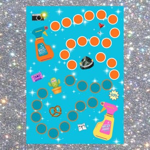 Può includere: Uno sfondo turchese con cerchi arancioni e varie illustrazioni retrò. Include una fotocamera, flaconi spray con testo, una musicassetta, un cactus, un pretzel, un cocktail, un sasso e la scritta "90's".