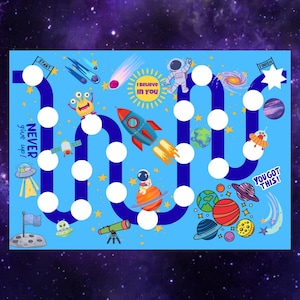 Puede incluir: Un juego de mesa azul con temática espacial con un camino sinuoso y círculos blancos. El juego presenta ilustraciones de planetas, cohetes, extraterrestres y astronautas. El texto incluye "START", "FINISH", "I BELIEVE IN YOU", "YOU GOT THIS!" y "NEVER give up!"