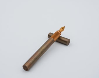 Pluma estilográfica Elbwood SHORTCAP en cobre y roble con plumín de oro de 18 quilates