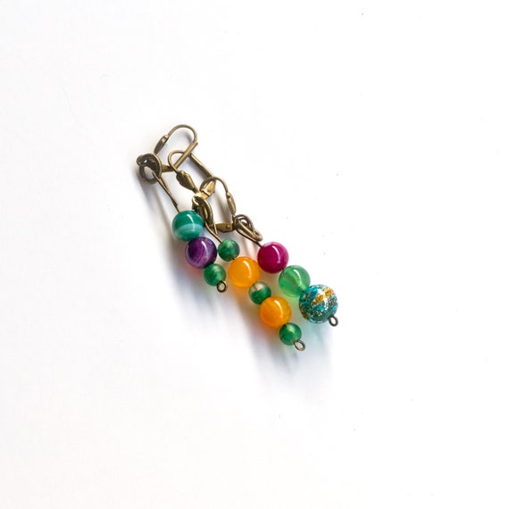 Knitting stitch marker with a natural stone