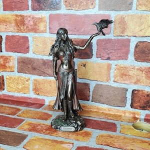 vintage La statue de la déesse Morrígan