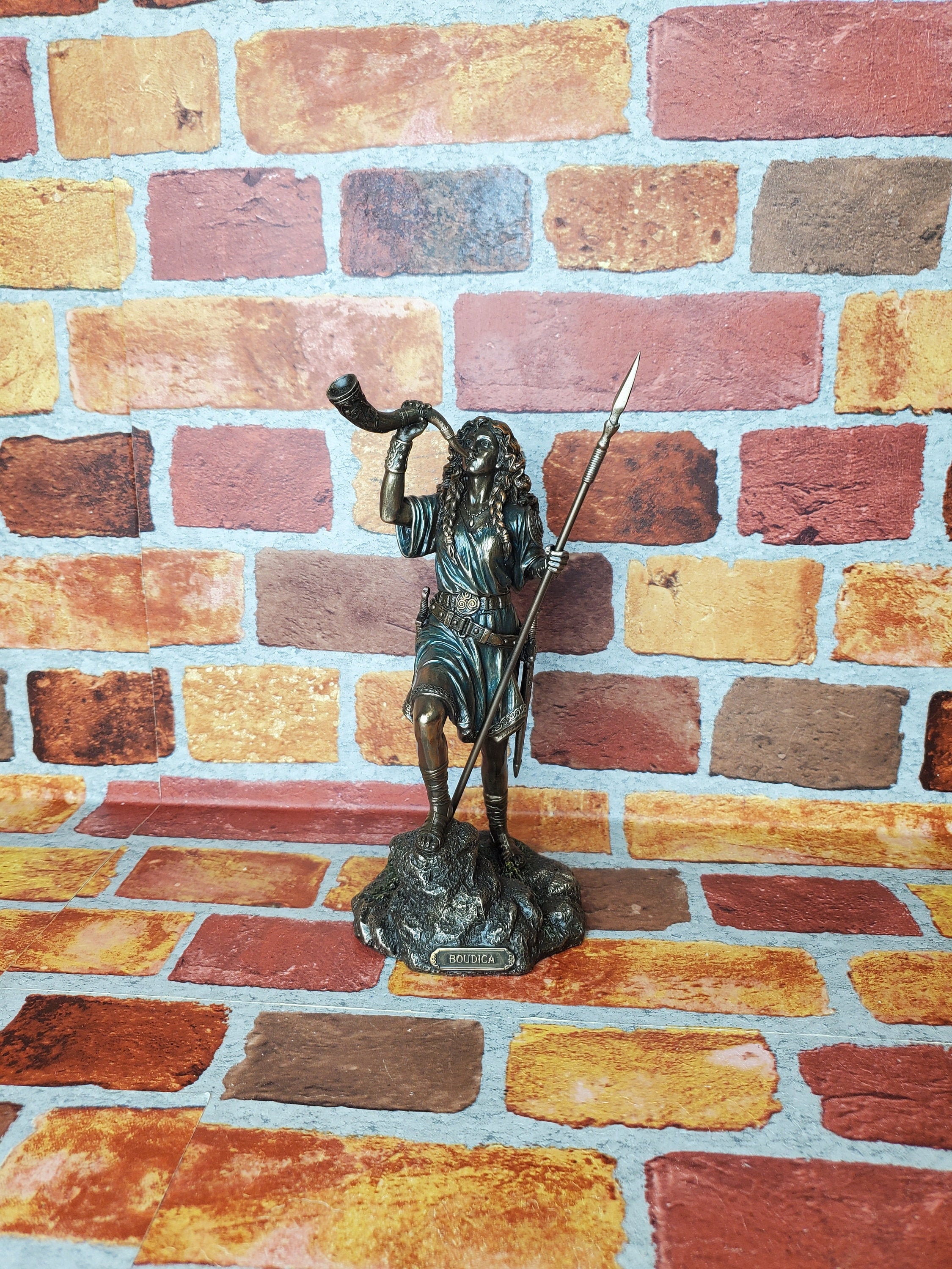 Resin Statues Boudica Warrior Queen of Iceni Holding Spear BlowingケルトHorn S 