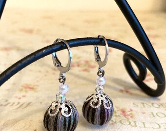 Earrings like candy balls.Small “Temari” beads decorated with embroidery thread.This is a handmade work.