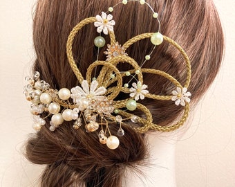 Kanzashi (forcina per capelli) decorata con filo e perline. Da utilizzare come ornamento per capelli per abiti e kimono.