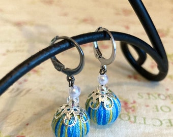 Earrings like candy balls.Small “Temari” beads decorated with embroidery thread.This is a handmade work.